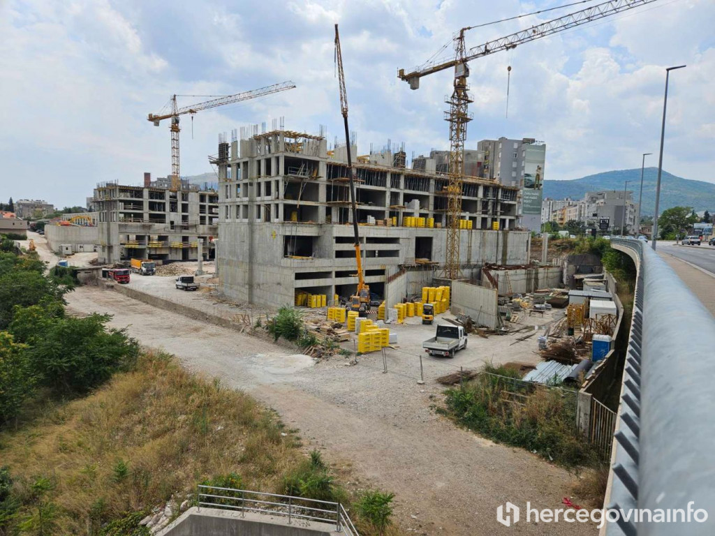 Gradilište stambeno-poslovnog kompleksa u Mostaru s kranovima